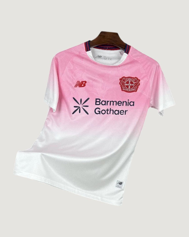 Bayer Leverkusen – Maillot Extérieur 25/26 – Rose & Blanc