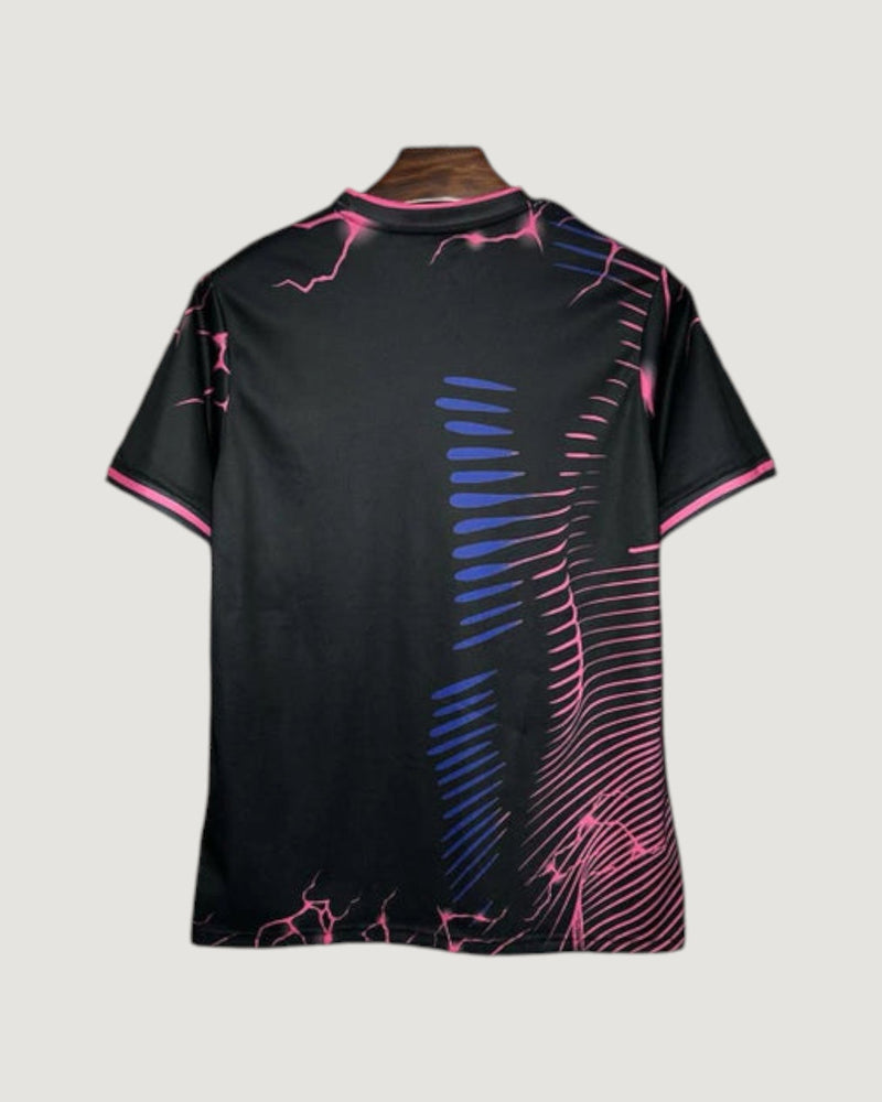 Real Madrid – Maillot Concept 25/26 – Noir & Rose
