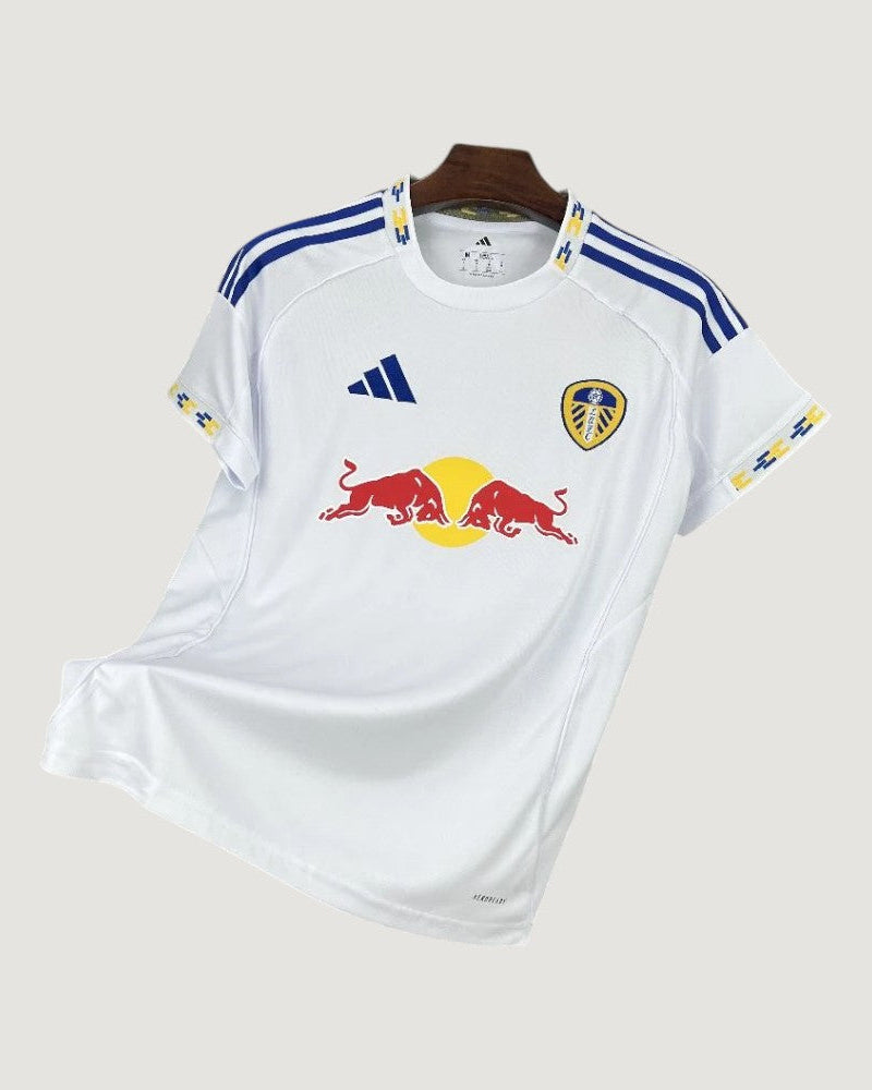 Leeds United – Maillot Domicile 25/26 – Blanc & Bleu